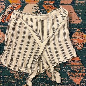 Linen, loose shorts with tie-up detail